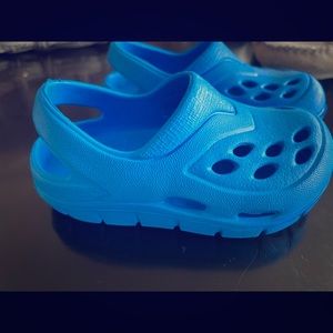 Size 4 kids croc style shoes